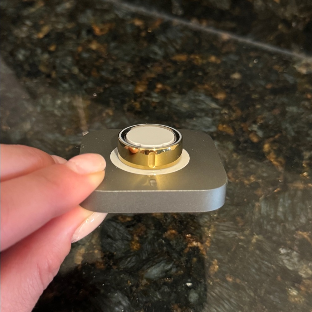 Gold oura ring 4 size 7 with original box !!